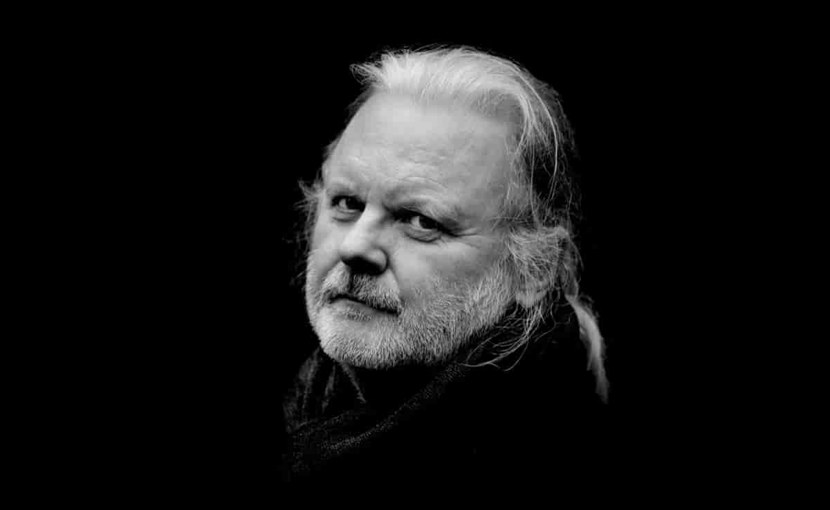 Fra telling via showing til writing – til (ritualiseret) hiding. Om Jon Fosses poetik